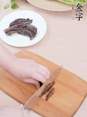 金字醬油肉下鍋煮10分鐘，切薄片。