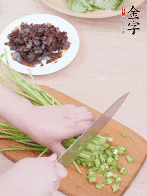 空心菜摘掉葉子，菜梗切成丁。
