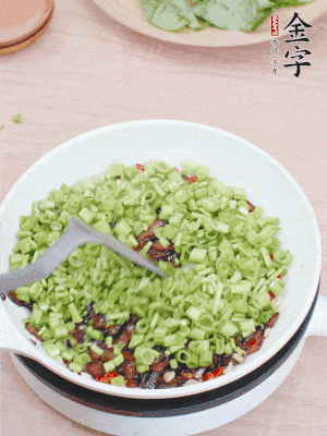 下菜梗翻炒，混合醬油肉。