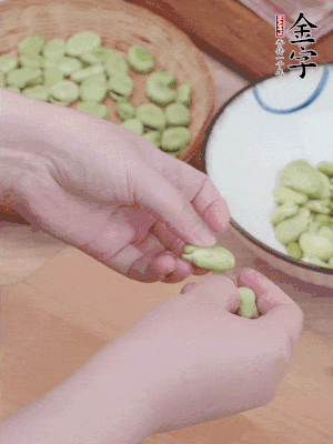 蠶豆剝殼，去掉豆衣，切碎。