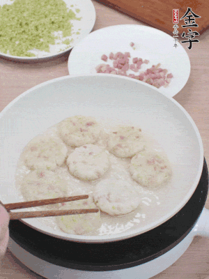 鍋中涼油，慢煎至兩面有脆殼。（油可以多一點(diǎn)）