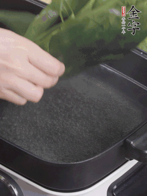 粽葉入沸水煮1分鐘，翻面再煮1分鐘，清洗干凈加水浸泡。