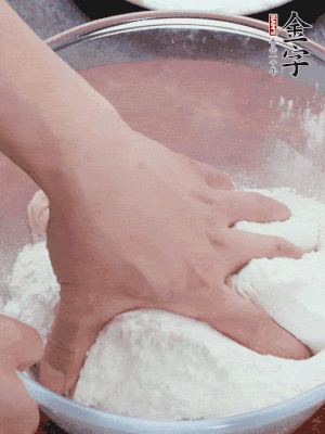 新鮮豬肚以面粉擦洗抓勻。