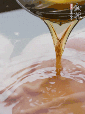 洗凈后冷水下鍋，加黃酒焯水。