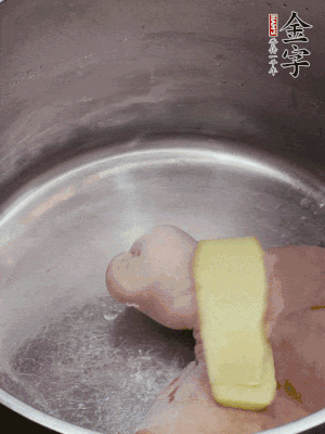 撈出洗凈后，加蔥姜、黃酒二遍焯水。