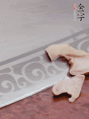 橫向一分為二，均勻切絲。