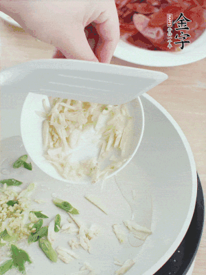 油4成熱，下蔥姜蒜、干辣椒、花椒煸出香味。