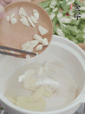 砂煲熱油，姜蒜、辣椒煸香。