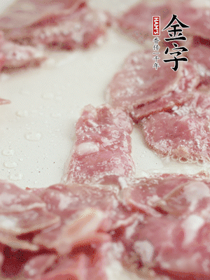 炒鍋熱油，下培根火腿煸炒。