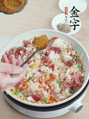 1勺咖喱粉、1/2勺鹽，少許黑胡椒碎炒均。