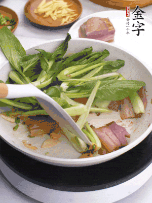 下小青菜翻炒，菜梆子變軟時，撒一點鹽、雞精調(diào)味。