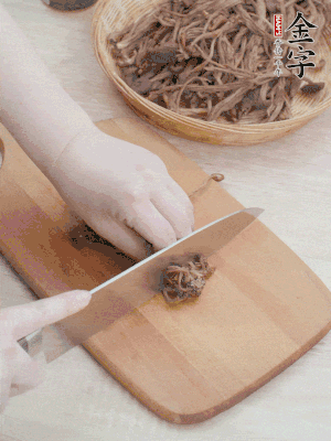 干茶樹菇浸泡過夜，去老根焯水，擠干水份。