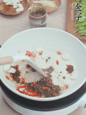 熱鍋涼油，姜蒜、辣椒、金字火腿xo醬炒香。