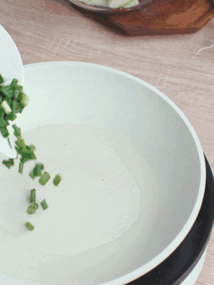 熱油下臘肉、蔥花煸炒，再下西葫蘆。