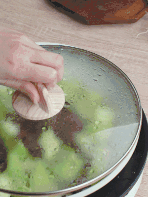 西葫蘆略出水時(shí)，加一小撮鹽調(diào)味。