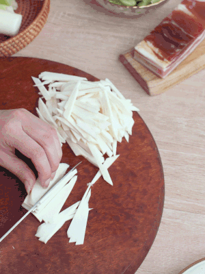 茭白切細(xì)絲，鹽水中浸泡防止氧化。