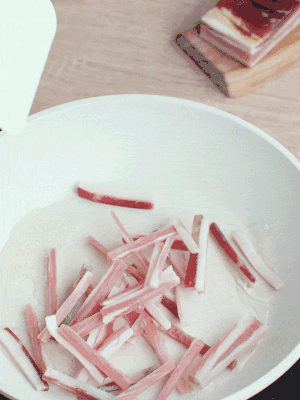 熱鍋涼油，下咸肉絲煸至出油。