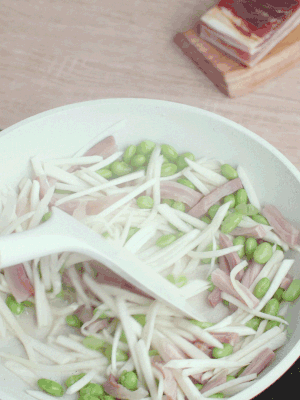 下茭白絲、青豆翻炒。