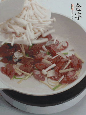 放白玉菇、青紅辣椒、雞蛋。