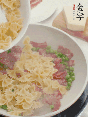 1小勺鹽調(diào)味，混合一起燉煮一下。