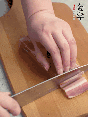 百合切去頭尾，分開(kāi)洗凈;咸肉切薄片。