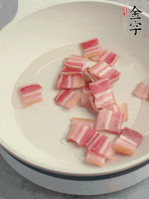 鍋中少許油，金字淡咸肉煸香。