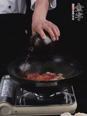 再下火腿片，淋少許黃酒添香。