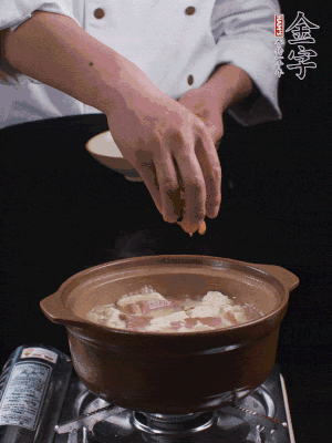 下蝦仁干，煮5分鐘。撒蒜葉，煮1分鐘。