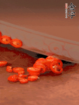 小米辣切圈，大蒜切片。