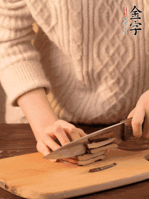 金字淡咸肉、香干分別切丁。