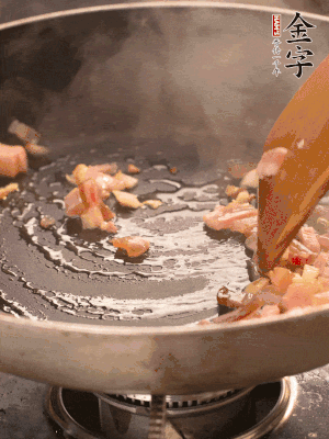 熱油爆香大蒜粒，煸香咸肉丁，淋一勺黃酒調(diào)味。