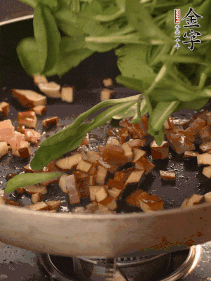 再放香干煸炒，最后放馬蘭頭翻炒至變軟。