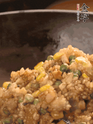 再下糯米，1勺蠔油、2勺生抽調(diào)味翻炒均勻。