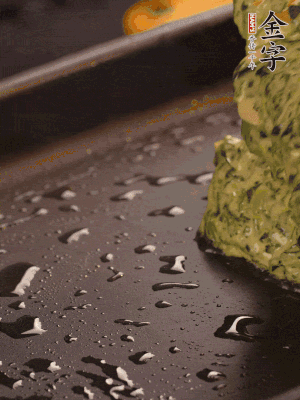 熱鍋擦一下油，下面糊攤平。