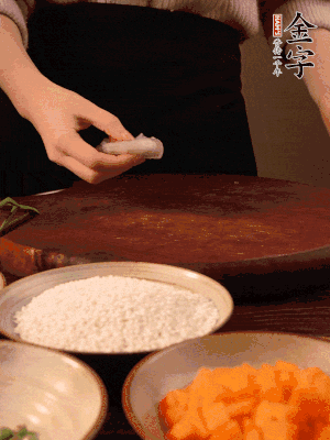 胡蘿卜去皮切丁。蝦仁切小塊。糯米提前浸泡半天。