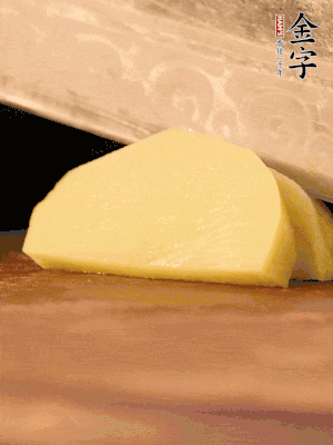 土豆去皮切丁。水開(kāi)后，放入鍋中煮2-3分鐘，撈出瀝干水分。