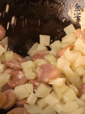 再放烤腸片煎熟。撒點(diǎn)鹽、孜然粉、辣椒面。