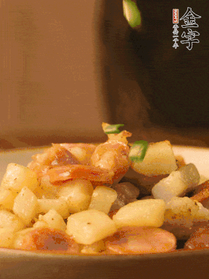 翻炒均勻，撒上蔥花后即可。