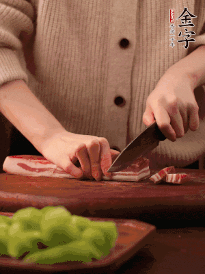 金字淡咸肉切片，冷水入鍋，加姜片、料酒略焯水。同步，五花肉切塊焯水。