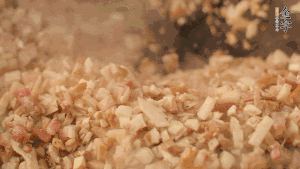 鍋中熱油，依次下食材翻炒，加2勺料酒、少許胡椒粉調(diào)味，撒蔥花攪拌均勻。