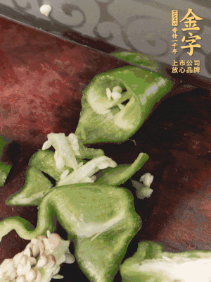 辣椒洗凈斜切成段，蒜切片。