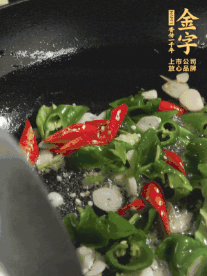 起鍋燒油，加辣椒、蒜片大火翻炒出香味。
