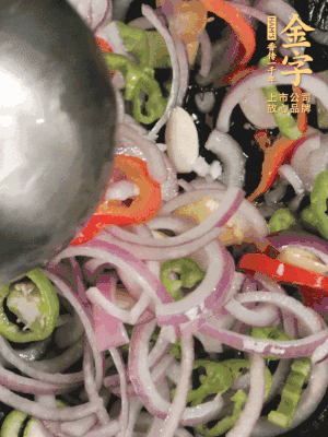 生姜、大蒜、青紅辣椒圈、洋蔥放油鍋煸香。