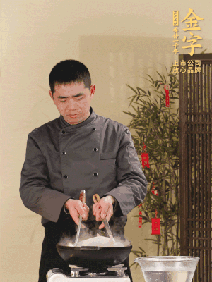 整只土雞冷水下鍋，加蔥姜、料酒焯水，撈出后用溫水清洗干凈。