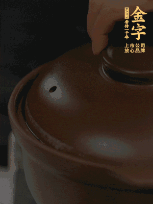 雞、火腿、姜片一起放入砂鍋中，大火轉(zhuǎn)小火燉2小時(shí)。