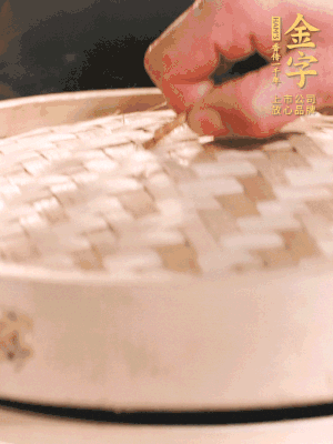 醬鴨半只加姜片、蔥、黃酒上鍋蒸20分鐘。