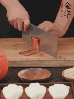 金字火腿上方切薄片。