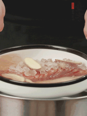 置于盤中，加冰糖100g、黃酒100g、水200g，上鍋蒸20分鐘。
