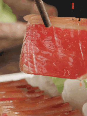 吃的時候，把薄片火腿放入荷葉夾中就可以了。