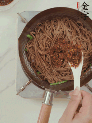 下蕎麥面，淋上少許醬油，加2勺金字火腿大師醬略翻炒即可。